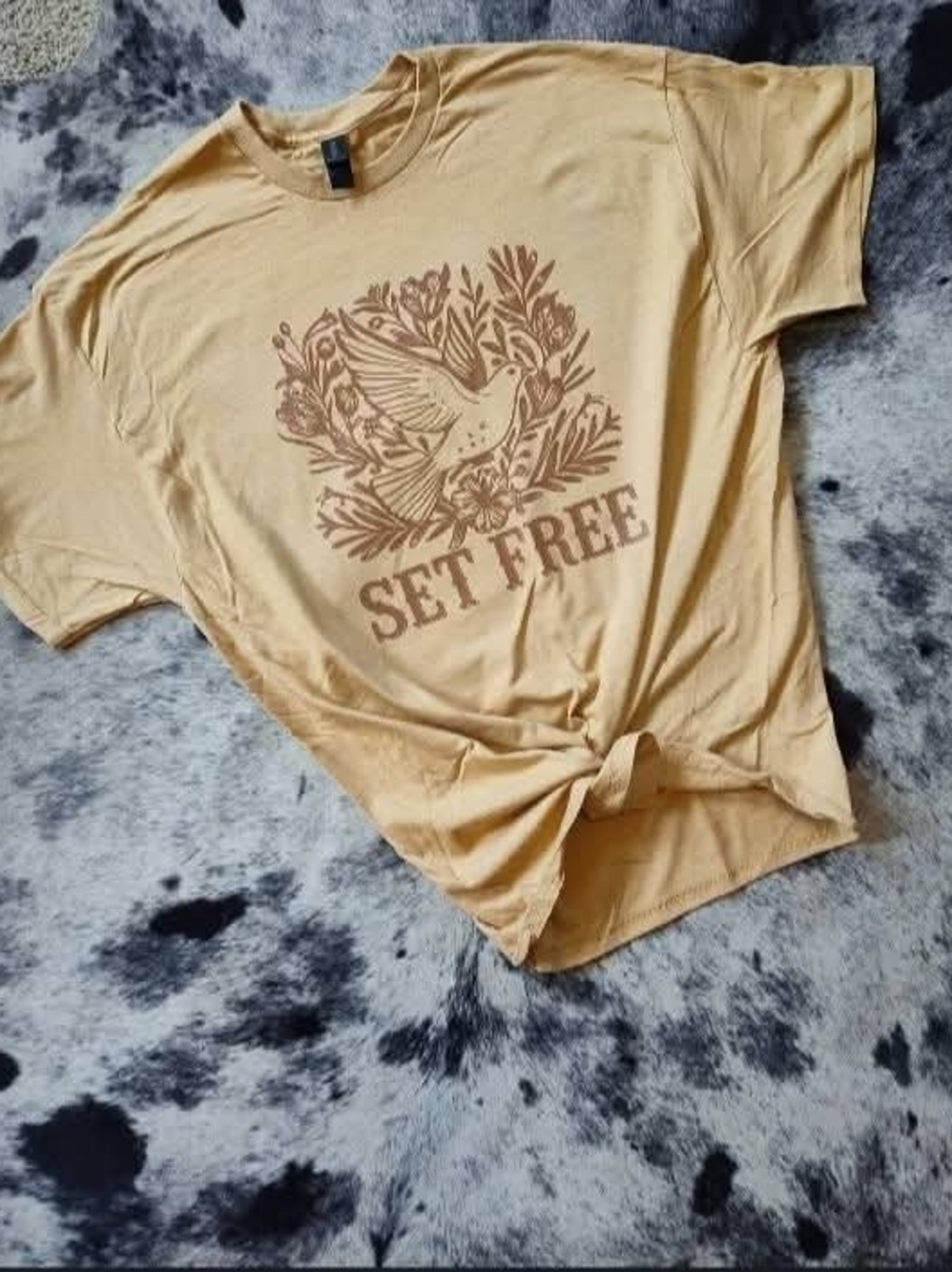 Gildan Cream Graphic 'Set Free' Dove Tee